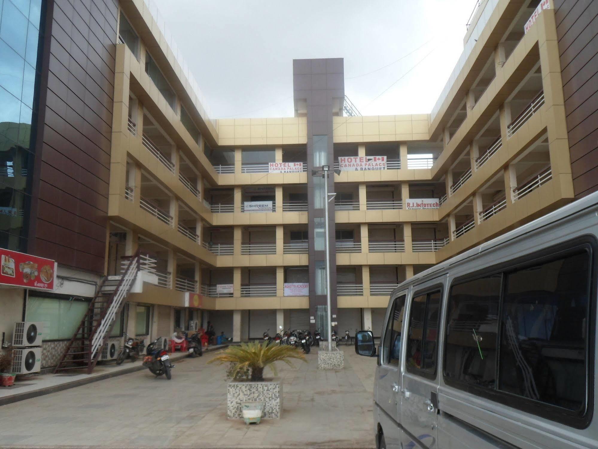 Hotel Canada Palace Watuwa Exterior foto