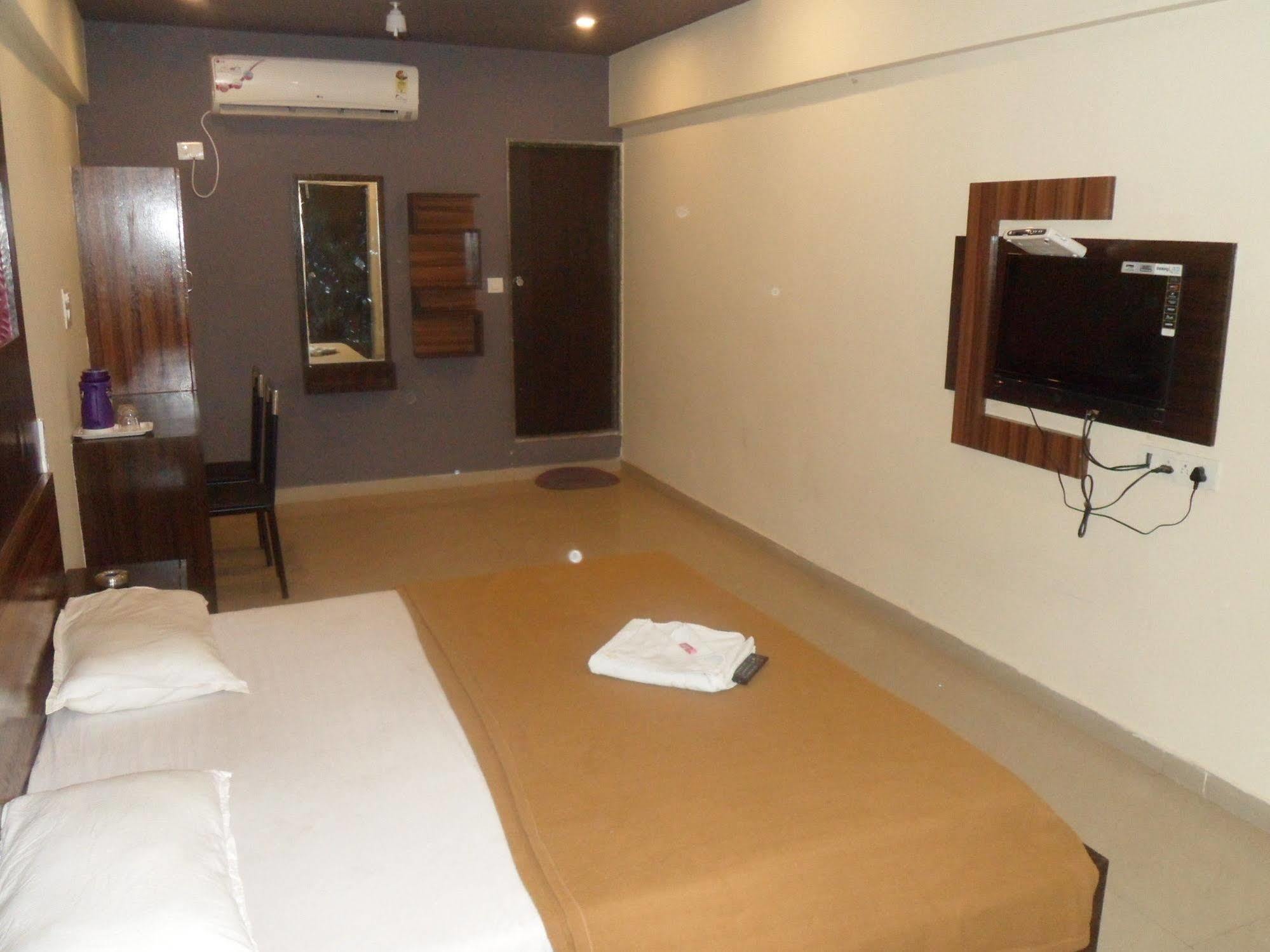 Hotel Canada Palace Watuwa Exterior foto